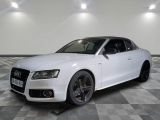 une image d'une voiture audi blanche dans une salle d'exposition