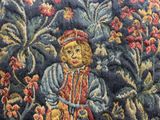 une image montrant un gros plan d'une tapisserie représentant une femme en robe rouge