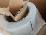 un rouleau de papier toilette posé sur les toilettes