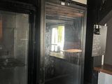 une porte vitrée ouverte dans une pièce