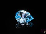 gros plan d'un diamant bleu sur une surface noire