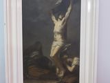 tableau représentant un homme sur une croix et une femme allongée à terre