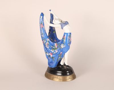figurine représentant une femme en robe bleue tenant un éventail