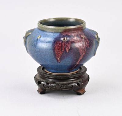 un vase bleu et violet orné d'un oiseau