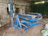 une machine bleue qui est posée dans la terre