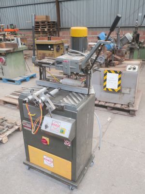 une photo d'une machine qui se trouve dans un entrepôt