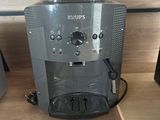 une cafetière posée sur un comptoir