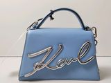 sac à main en cuir bleu sur lequel est inscrit le mot « love »