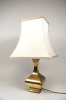 Pied de lampe en métal doré, le fût de section carrée et la …