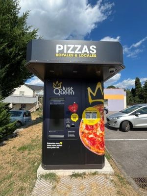 un distributeur automatique de pizzas au bord de la route