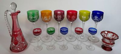 de nombreux verres à vin et une carafe sur la table