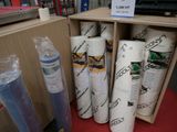 de nombreux rouleaux de papier posés sur une étagère dans un magasin