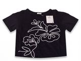 un t-shirt noir orné de fleurs blanches