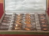 une boîte contenant des cuillères en argent
