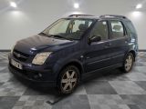 la photo d'une petite voiture bleue garée dans un garage