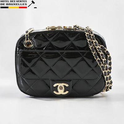 un gros plan d'un sac Chanel entouré d'une chaîne