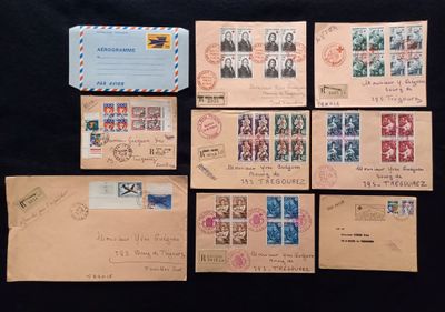 plusieurs vieilles enveloppes portant des timbres, posées sur un fond noir