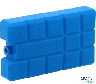 une image représentant un bloc de glace bleue sur fond blanc