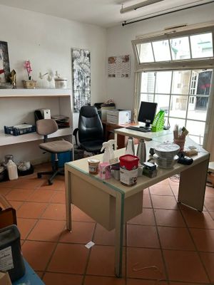 un bureau avec une chaise et un ordinateur dans une pièce