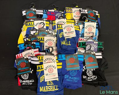 Plusieurs paires de chaussettes pour homme sont disposées sur une surface noire