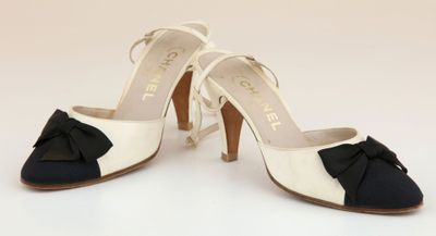 un gros plan sur une paire de chaussures ornées de nœuds