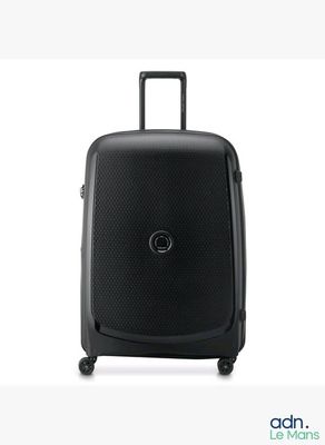 une valise noire à roulettes sur fond blanc