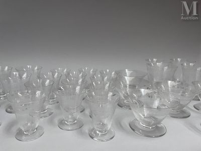 un grand nombre de verres à vin vides posés sur une table