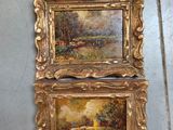 Deux tableaux représentant un paysage sont accrochés au mur.