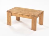 une petite table en bois sur fond blanc
