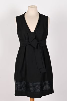 la robe est noire et comporte un grand nœud sur le devant