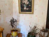 une photo d'un salon avec un tableau accroché au mur