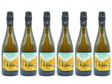 quatre bouteilles de vin sont alignées sur un fond blanc