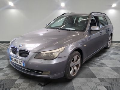 une photo d'un break BMW argenté garé dans un garage