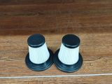 une paire de bougeoirs en céramique noirs et blancs posés sur un parquet
