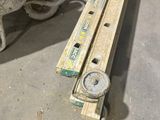 une photo d'un morceau de bois posé sur une table