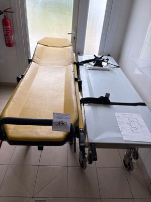 une civière jaune posée au milieu d'une pièce
