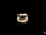 un diamant jaune sur une surface noire