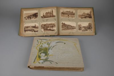 un livre ouvert sur lequel figurent des images de bâtiments et un oiseau