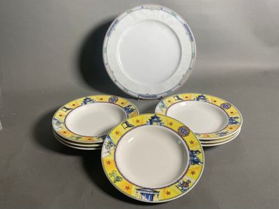 quatre assiettes ornées de motifs jaunes et bleus sont empilées les unes sur les autres