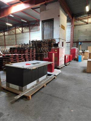 un grand entrepôt rempli de boîtes et de palettes