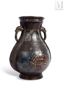 un vase posé sur un support sur une surface blanche