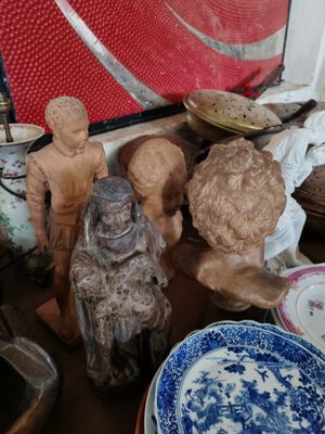 une table sur laquelle se trouvent de nombreux objets différents