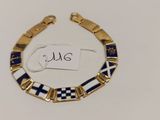 Gros plan sur un bracelet portant une étiquette