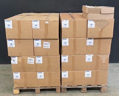 de nombreux cartons empilés sur une palette dans un entrepôt