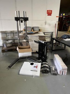 une table sur laquelle sont posés plusieurs cartons