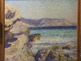 une peinture à l'huile représentant une plage rocheuse où les vagues viennent se briser contre les rochers