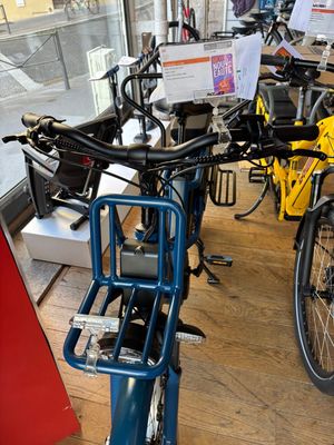 un vélo garé devant une fenêtre