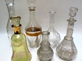 un grand nombre de vases en verre posés sur une table