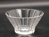 un bol en verre posé sur une table