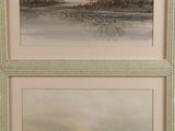 deux tableaux encadrés représentant des arbres et de l'eau dans une pièce